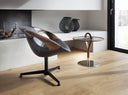 Tonon Up lounge chair with metal base 917.27 beside a side table